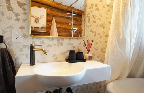 Mount Tremper Cabin | Secluded Rustic Cabin w/Wood Burning Hot Tub Close to Main Town!