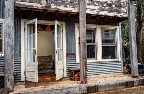 Leura Cabin | Secluded Rustic Charm: Buttercup Oasis with Hot Tub