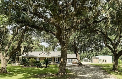 Sweeny House | Secluded & Secure Country Home Fully Remodeled, Pets Welcome with Doggy Day Spa