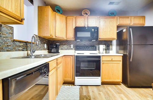 Sevierville Condo | Secluded Sevierville Condo w/Hot Tub + Mtn Views!