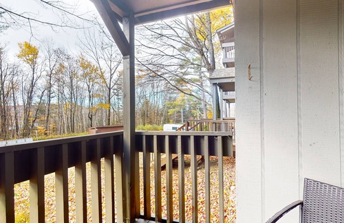 Mendon Condo | Secluded ski condo near Killington with fast WiFi, shared outdoor pool, & tennis