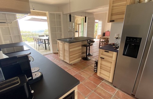 Saint-Laurent-du-Var Villa | Secluded villa with sea view and large swimming pool