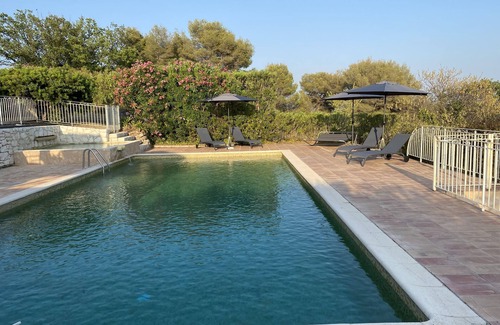 Saint-Laurent-du-Var Villa | Secluded villa with sea view and large swimming pool