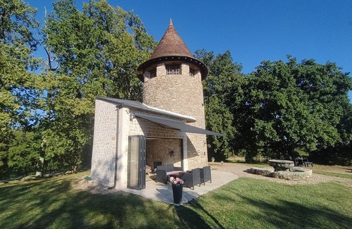 Coutures House | Secluded Vineyard Windmill