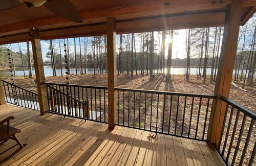 Henderson Cabin | Secluded Waterfront Cabin Retreat