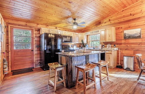 Cherokee Cabin | Secluded wilderness cabin retreat in Bryson City- Dog friendly! WiFi A/C