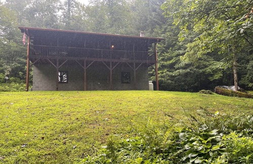 Cherokee Cabin | Secluded wilderness cabin retreat in Bryson City- Dog friendly! WiFi A/C