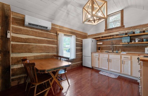 McArthur Cabin | Seclusion | Hot Tub | EV Charger | Dog Friendly