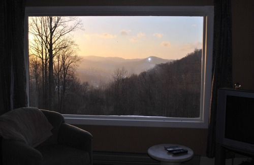 Todd House | Seclusion on a Horse Farm - Million Dollar View - Ride - Hike - Fish - Sauna