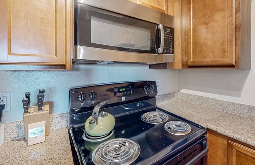 Loma Alta Condo | Second-floor condo near ocean in gated community with pool & hot tub