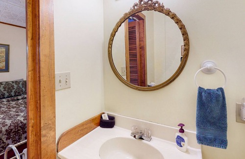 Eureka Springs House | Second-floor suite near downtown with pool, pond nearby
