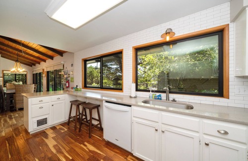 Manzanita House | Second Wind MCA#187Hot tub,1/4 block to beach access, Dogs OK, Gas Fireplace