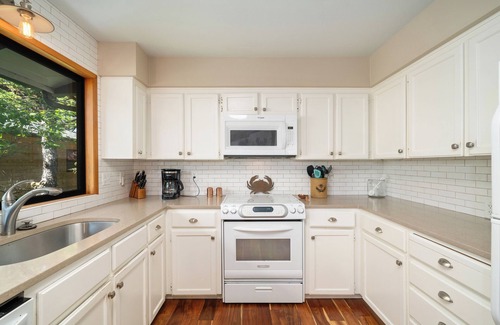 Manzanita House | Second Wind MCA#187Hot tub,1/4 block to beach access, Dogs OK, Gas Fireplace