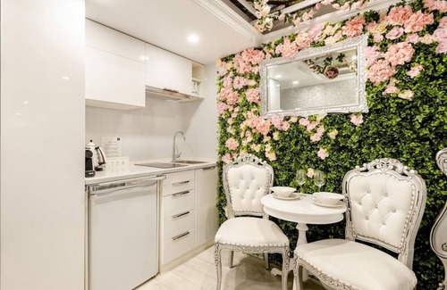 Melbourne Central Business District Apartment | Secret Garden - A Magical Themed Studio in the heart of Melbourne CBD