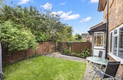 Broadbridge Heath House | Secret Garden House with Free Parking By My Getaways