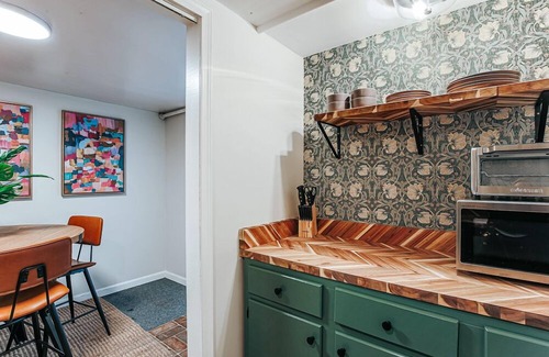 Staunton Apartment | Secret Garden: Pup Friendly & Walkable