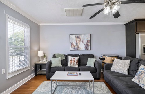 Jeffersonville Apartment | Secretariat Twin Spires Suite!