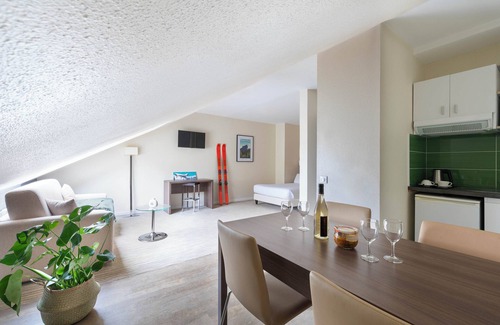 Chambery Apartment | Secure downtown studio with hotel services Pets welcome