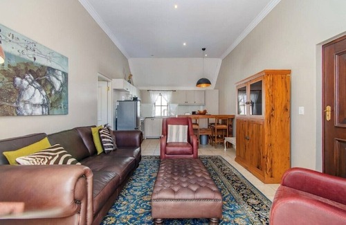 Stellenbosch Apartment | Secure Golf Course Estate Lodge Living with a Winery, Restaurants, Views