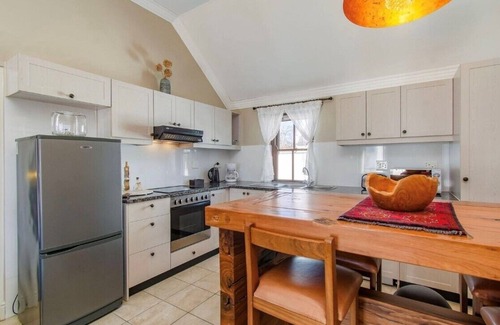 Stellenbosch Apartment | Secure Golf Course Estate Lodge Living with a Winery, Restaurants, Views
