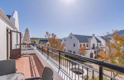 Stellenbosch Apartment | Secure Golf Course Estate Lodge Living with a Winery, Restaurants, Views