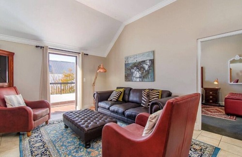 Stellenbosch Apartment | Secure Golf Course Estate Lodge Living with a Winery, Restaurants, Views