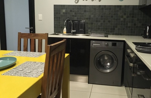 Windhoek Central Apartment | Secure, Modern & Comfy, Lux Suite @77 Independence