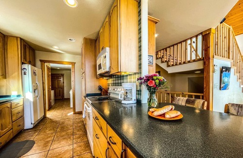 San Juan River Village House | See Fall's Changing Colors! Sky Vista Lodge: Private Hot Tub, Close to Wolf Creek Ski Area!
