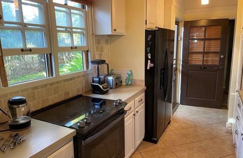 Maunaloa House | See Kalaupapa! Laid back Molokai beach-hideaway awaits.