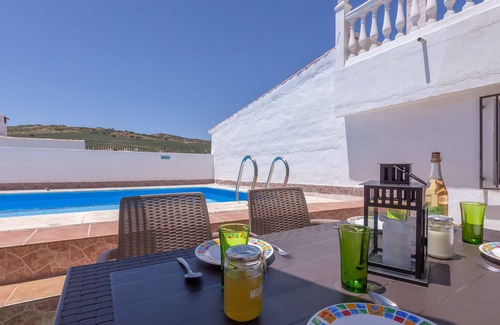 Cacin Cottage | Seek tranquility in a natural setting at Casa Pepita.