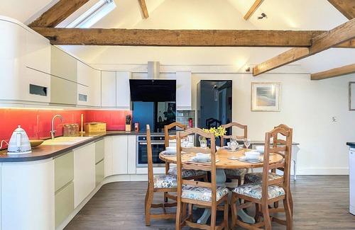North Walsham Cottage | Seeking oodles of space great for families and couples, this barn delivers.
