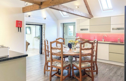 North Walsham Cottage | Seeking oodles of space great for families and couples, this barn delivers.