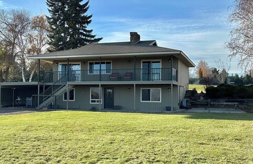 Selah House | Selah Country, elbow room, acreage, view!