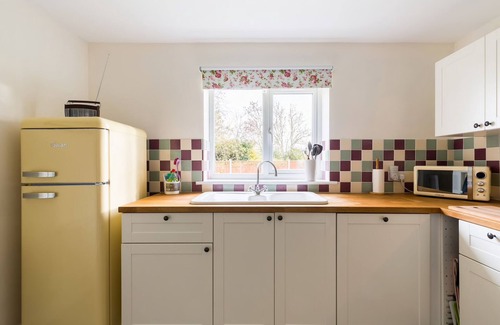 Frampton on Severn Cottage | Self catering modern bungalow with private enclosed garden