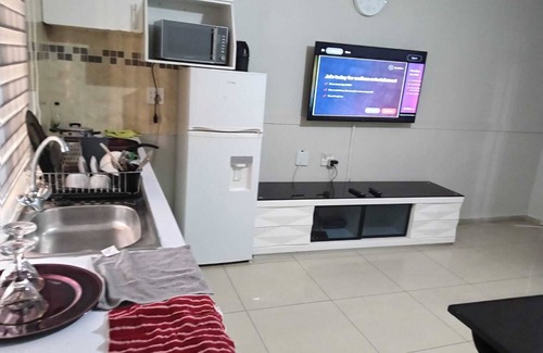 Greater Johannesburg Metropolitan Area Apartment | Self Catering 1-bedroom apartment in wonderful Johannesburg South with WiFi, AC