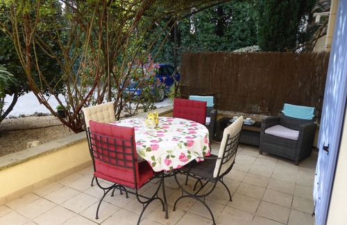 Rognonas Apartment | Self-Catering 2 Bedroom/2 Bathroom Apartment with AC in the Heart of Provence