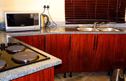 Flora Park Ski Chalet | Self Catering Chalets - Manyeleti
