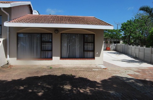 Manaba Beach House | Self Catering Cottage Sleeps 5 in two Bedrooms
