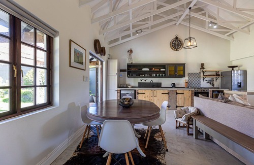 Umhlali Cottage | Self catering cottage en route to Game reserves set on an old leafy green farm.