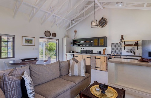 Umhlali Cottage | Self catering cottage en route to Game reserves set on an old leafy green farm.
