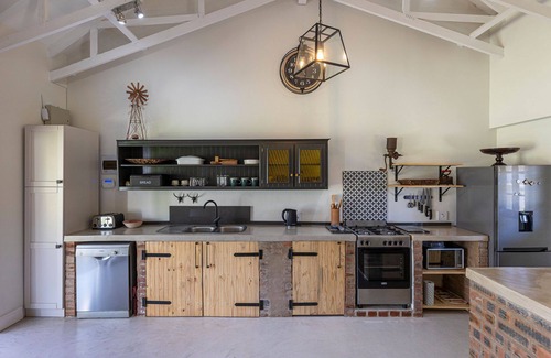 Umhlali Cottage | Self catering cottage en route to Game reserves set on an old leafy green farm.