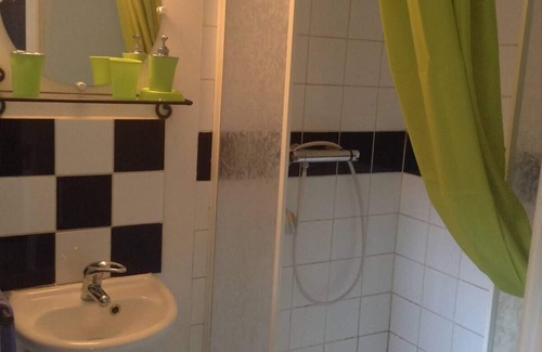 Vulaines-sur-Seine Apartment | Self-contained studio with garden near Fontainbleau