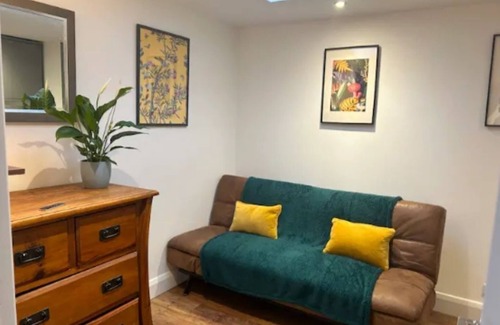 Hove Apartment | Self contained annexe, private parking, own entrance