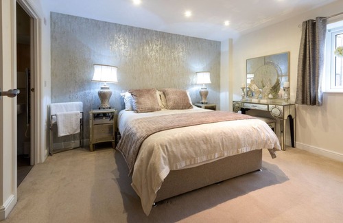 Wakefield Apartment | Self-Contained Apartments with Secure Parking, Sleeps 5
