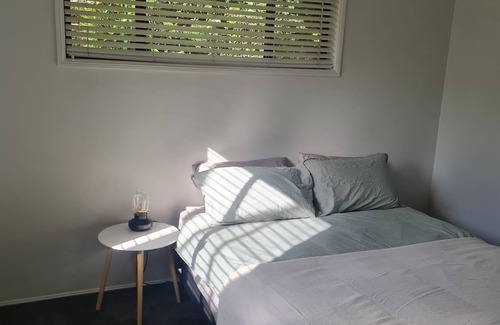 Wynnum Apartment | Self contained bayside unit close to waterfront, markets and Wynnum & Manly CBD
