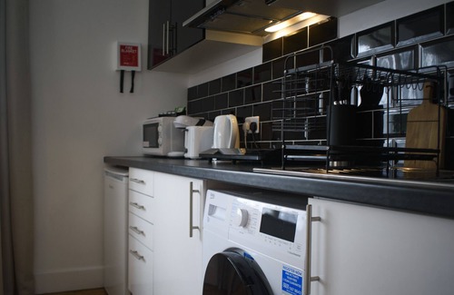 Yeovil Apartment | Self Contained Bedroom with En-Suite & Kitchenette