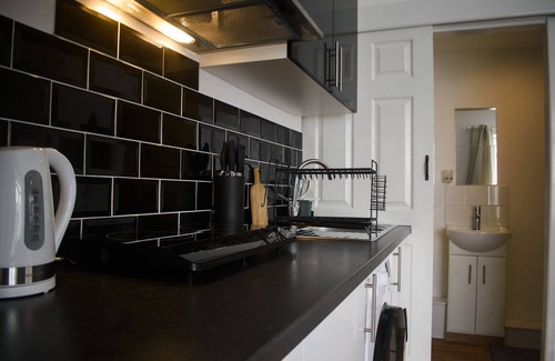 Yeovil Apartment | Self Contained Bedroom with En-Suite & Kitchenette