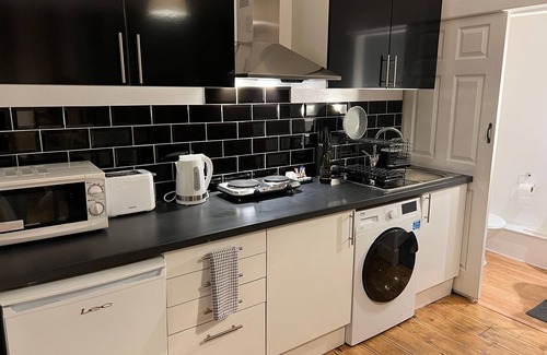 Yeovil Apartment | Self Contained Bedroom with En-Suite & Kitchenette
