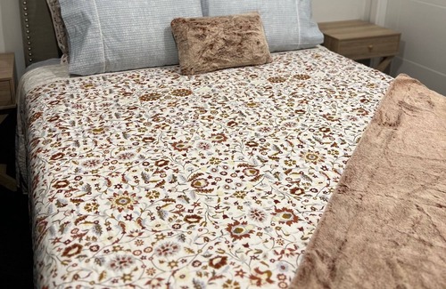 Aotea Bed & Breakfast | Self-contained nice 2 bedroom flat with own kitchenette, bathroom and entrance.