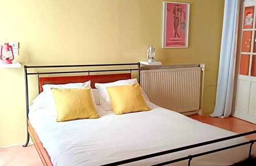 Tarascon Apartment | Self-contained studio with terrace on the first floor of a Provencal house